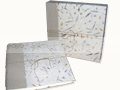 Album rivestito in carta moonrock e carta naturale con inserti floreali.35,5x35,0