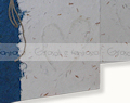 Album rivestito in carta fibre di banano color blu e carta naturale con inserti in riso.35,0x42,0