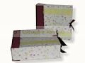 Album rivestito in tela color vinaccia e carta naturale con inserti floreali.35,0x35,0